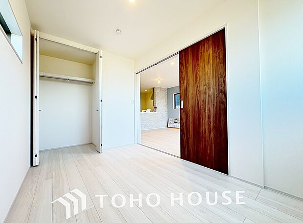 お子様の心と身体を見守る子供部屋として、小さな自立心を育むお部屋作りを見越してご覧下さい。