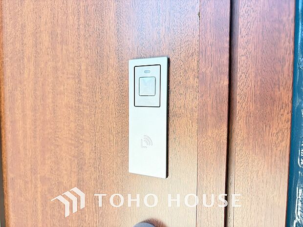 ICチップを用いたカードやボタンなどで玄関扉の鍵の施錠・解錠が出来る設備。