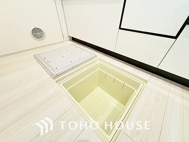 スペースを上手く活用した床下収納はあると何かと便利。食料のストック品はもちろん、掃除用具など。