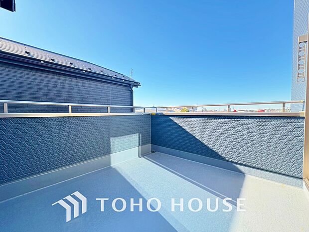 頬をなでる優しい風を感じることが出来るバルコニー。つい深呼吸をしたくなる気持ちの良い眺望です。