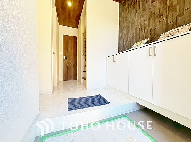 玄関そばの廊下収納。日用品のストックや防災グッズを置いたりと、何かと便利に使えます。