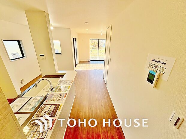 忙しい朝でも、しっかり家族が揃って食事をして頂けるゆとりある大きさのダイニングスペース。