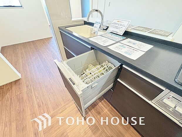 ビルトイン食器洗浄乾燥機付きのシステムキッチン。毎日の家事負担を軽減する嬉しい設備です。