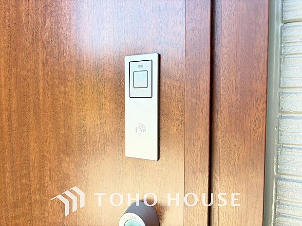 ICチップを用いたカードやボタンなどで玄関扉の鍵の施錠・解錠が出来る設備。