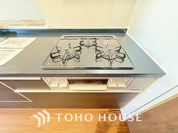 3口コンロは一度に複数のお料理を作ることができるメリットがあります。毎日のキッチンタイムを効率よく。