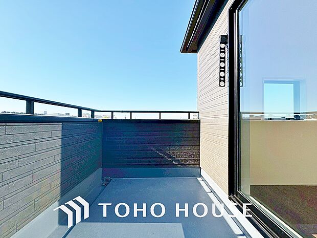 頬をなでる優しい風を感じることが出来るバルコニー。つい深呼吸をしたくなる気持ちの良い眺望です。