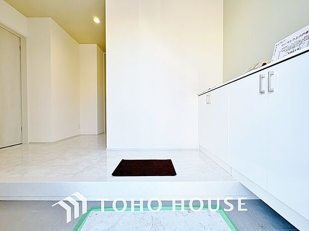 玄関そばの廊下収納。日用品のストックや防災グッズを置いたりと、何かと便利に使えます。