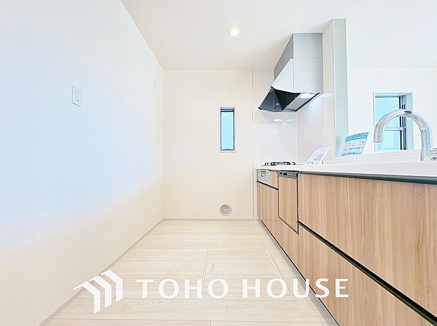 夫婦そろってキッチンに立っても調理がしやすく余裕の広さ。家事をしながら会話も弾みます。