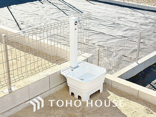 洗車の手入れや外回りのお掃除の際など、あると便利な外の立水栓がございます。