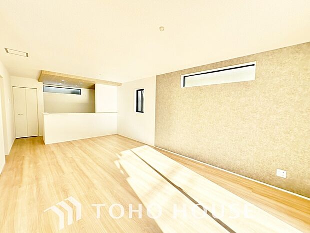 光が注がれる青い空から鮮やかに赤色にゆっくりと染まる。そんな優しい時間がここでは流れてゆく。