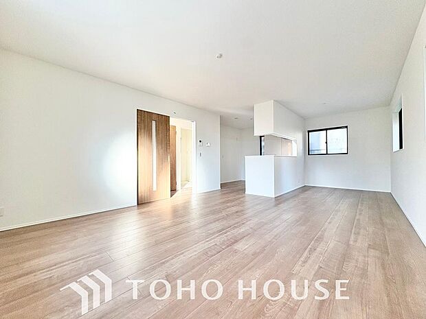 心温まるくつろぎを楽しめるリビングは、静かで落ち着いた癒しの空間となり、家族とゆったり過ごせます。