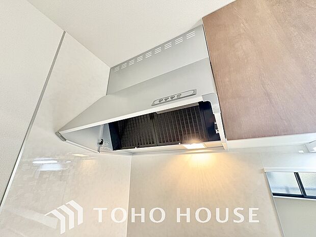 最新のレンジフードは静音性や省エネ性能が向上しデザインもスタイリッシュ。効率的な換気で料理を快適に。