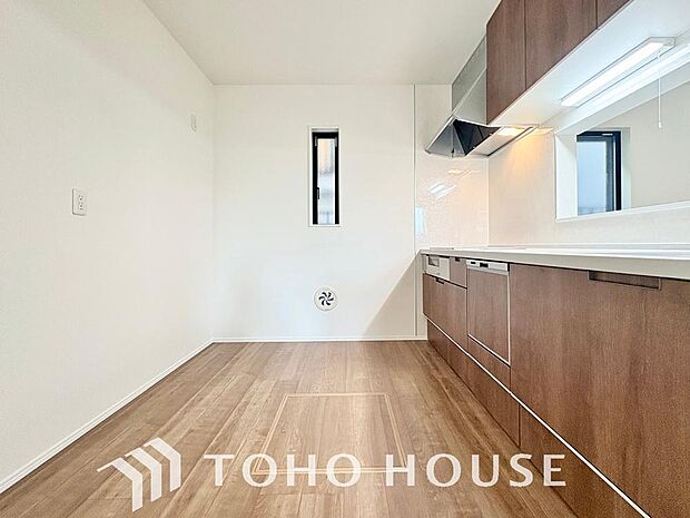 大型の冷蔵庫も配置できる広々としたキッチンスペースでお料理や家事をスムーズに進めることができます。