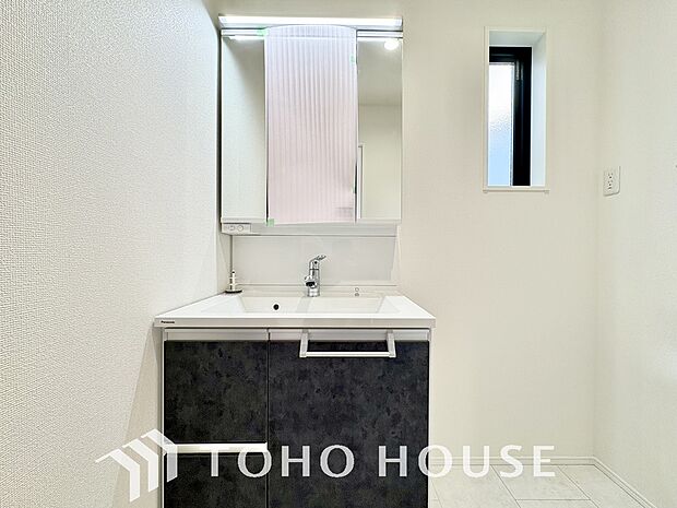 洗面台には三面鏡を採用。鏡の後ろに収納スペースを設ける事により洗面台周りもすっきりします。