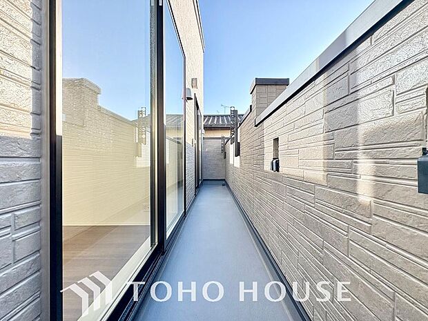 頬をなでる優しい風を感じることが出来るバルコニー。つい深呼吸をしたくなる気持ちの良い眺望です。