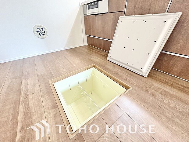 床下収納の場合は使っていない空間を有効利用するので、キッチンを狭くすることなく収納場所を増やせます。