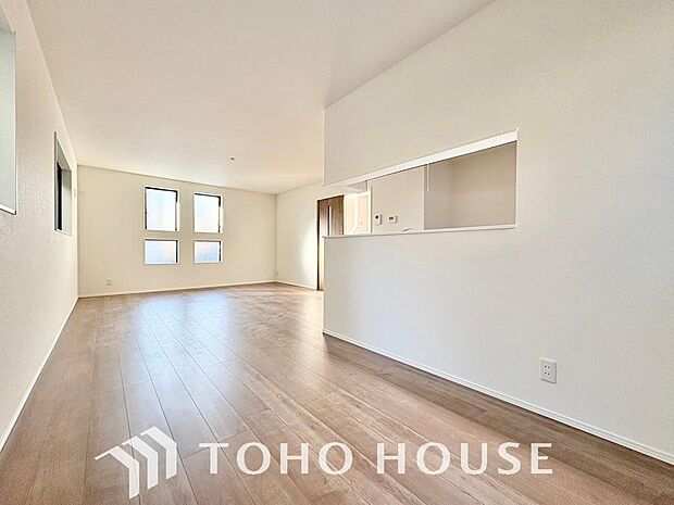 広々としたLDKは、家族が自然に集まりやすく、一緒に過ごす時間を楽しめる工夫が施されています。