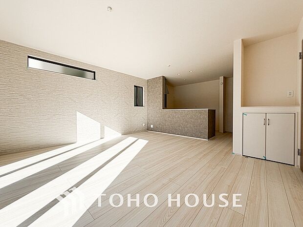 光が注がれる青い空から鮮やかに赤色にゆっくりと染まる。そんな優しい時間がここでは流れてゆく。