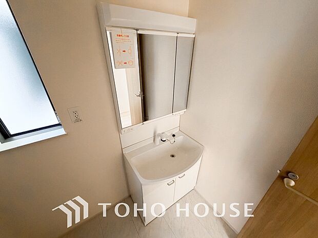 身だしなみのチェックがしやすい大きな鏡、下には収納がたっぷり。スッキリとした空間を演出いたします。