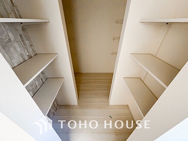 キッチン横にはパントリーを完備。ついつい買いすぎてしまった日用品や食料品のストックなどに。