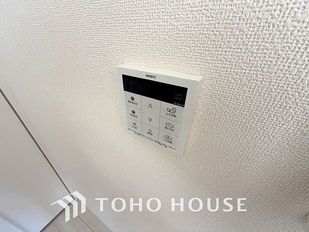 お風呂場と台所に操作リモコンがあり、キッチン近くにある給湯リモコンは、お料理の最中でもリビングで寛いでいるなかでもボタン一つで簡単に沸かせて便利ですね。