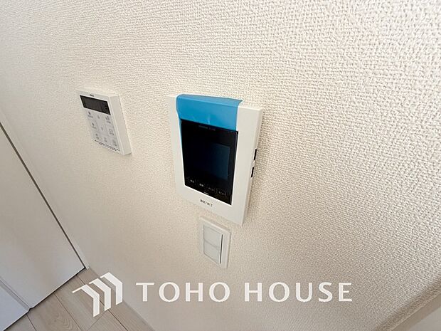 「見える安心」をカタチにしました。誰が来てもわかる様にモニター付きインターホンを設置。家事導線を考慮した個所に設置し、防犯性と利便性に優れ快適と安らぎを合わせた優しい設計。