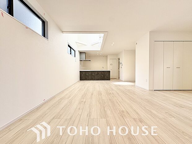 忙しい朝でも、しっかり家族が揃って食事をして頂けるゆとりある大きさのダイニングスペース。