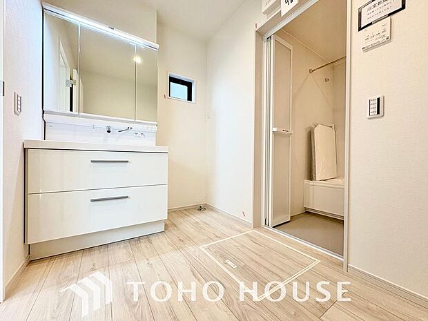 お家の中でも特にプライベートスペースとなる洗面所は、洗濯場所と浴室を同じ空間でまとめております。