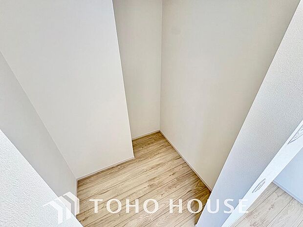 奥行きあるクローゼットを採用。衣装ケースや、掃除機といった物を収納できるような造りになっております。