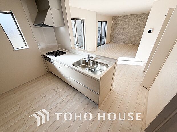 リビングも広く設け、訪れる人々を暖かく迎えてくれます。