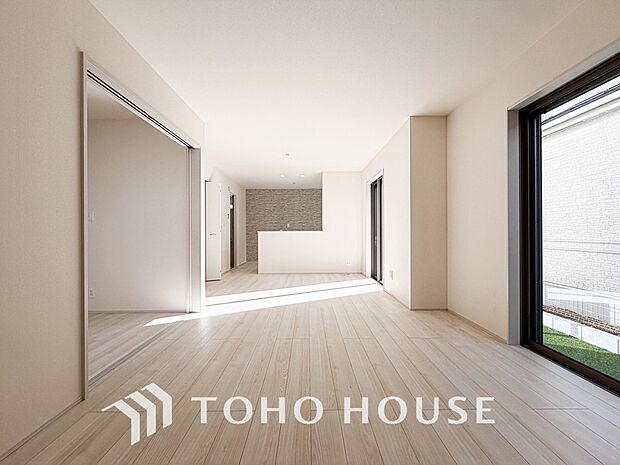 光が注がれる青い空から鮮やかに赤色にゆっくりと染まる。そんな優しい時間がここでは流れてゆく。