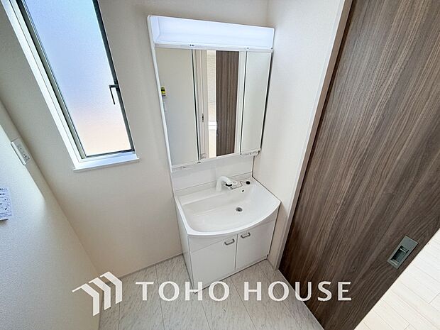 洗面台には三面鏡を採用。鏡の後ろに収納スペースを設ける事により洗面台周りもすっきりします。