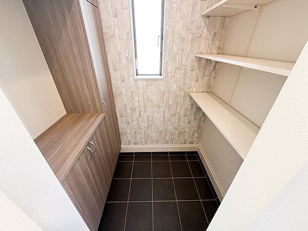 人を迎え入れる最初の場所だからこそ、清潔感が大事。ゆとりあるシューズインクロークも設置しました。