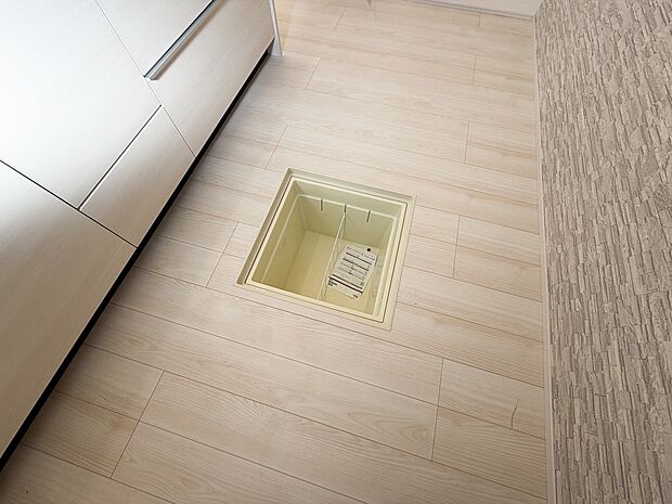 キッチン下部に設けた床下収納。缶詰のストックや非常食、梅酒や味噌などの保存食入れとして利用可です。