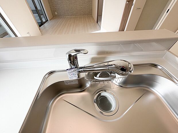 浄水器ボタンひとつで浄水と原水に切り替えられる浄水器一体型水洗を使用。