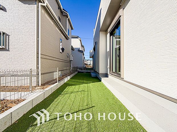 お子様がお庭で遊ぶのを見守りつつ、キッチンでお料理やリビングでくつろぐことができる安心な間取り。