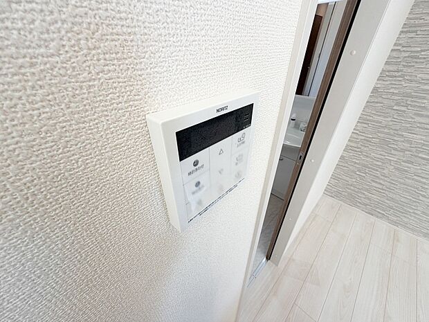 お風呂場と台所に操作リモコンがあり、キッチン近くにある給湯リモコンは、お料理の最中でもリビングで寛いでいるなかでもボタン一つで簡単に沸かせて便利ですね。
