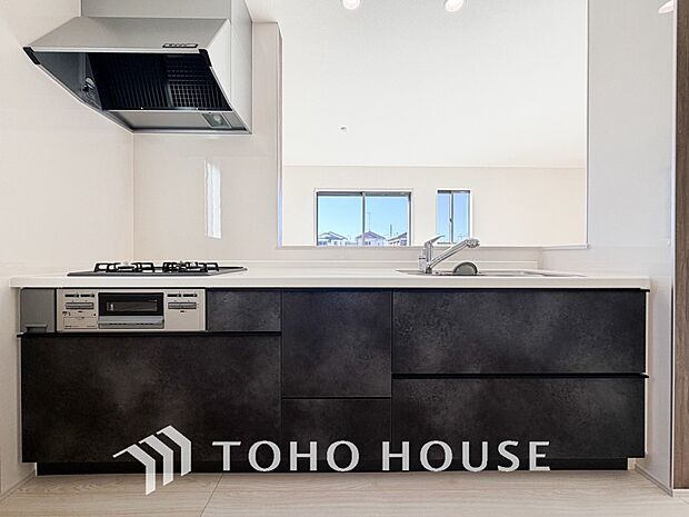 夫婦そろってキッチンに立っても調理がしやすく余裕の広さ。家事をしながら会話も弾みます。