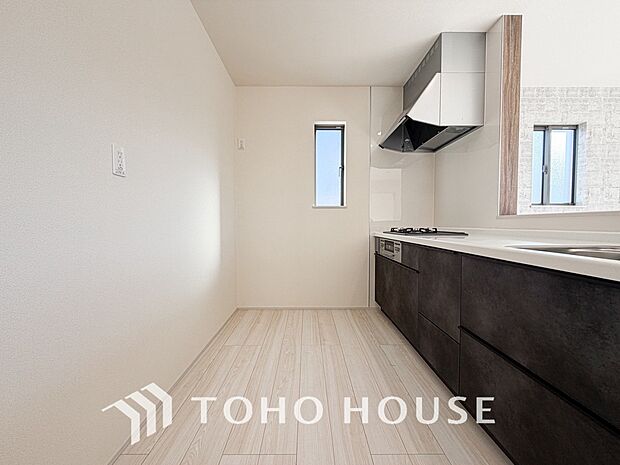 ご家族みんなで調理ができる位のスペースを実現したキッチン空間となっております。