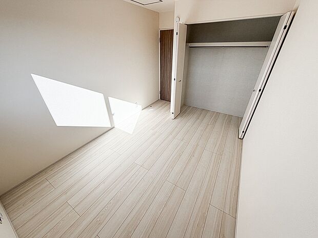 お子様の心と身体を見守る子供部屋として、小さな自立心を育むお部屋作りを見越してご覧下さい。