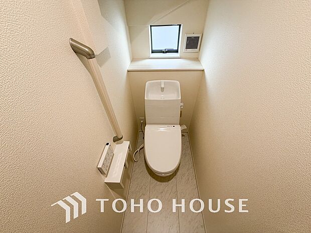 十分な広さと清潔感のあるカラーで纏まったおトイレ。時間に余裕とゆとりを持たせます。