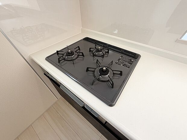 3口コンロは一度に複数のお料理を作ることができるメリットがあります。毎日のキッチンタイムを効率よく。
