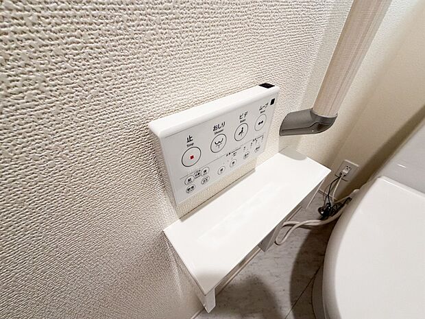 日本を訪れた外国の方で「使ってみて驚いた」と仰る方の多い、ウォシュレット。おしりを優しく洗ってくれるだけではなく、パワー脱臭機能なども備え、快適な空間を創出する機能もございます。