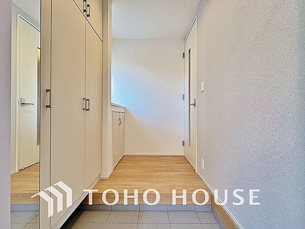 広々とした玄関スペースは何かと重宝します。ベビーカーも楽々置けるゆったりスペースが魅力です。