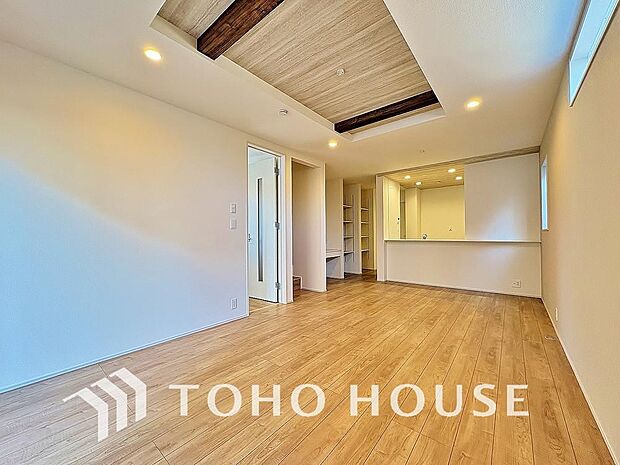 光が注がれる青い空から鮮やかに赤色にゆっくりと染まる。そんな優しい時間がここでは流れてゆく。