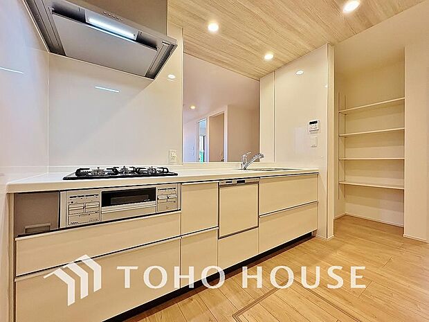 対面キッチンは、目線の先が空間の広がりのあるリビングやダイニングなので、開放感を感じられます。