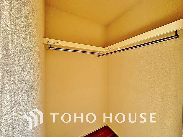 建物内部の収納には拘りました。共有部分に設けた収納。お荷物が多い方にも安心です。