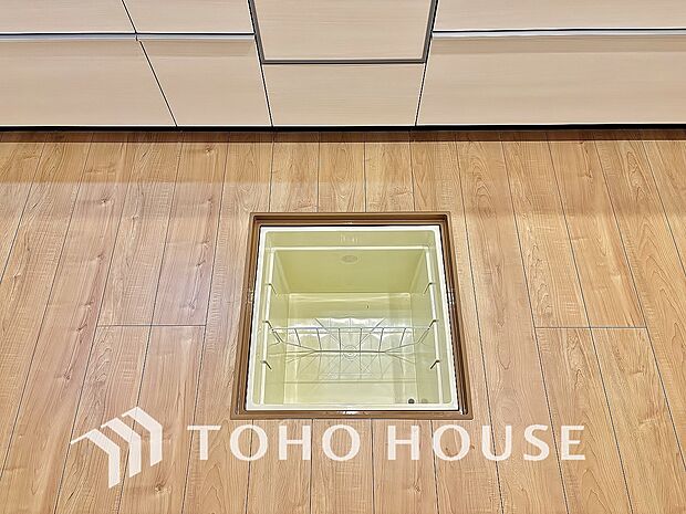 キッチン下部に設けた床下収納。缶詰のストックや非常食、梅酒や味噌などの保存食入れとして利用可です。