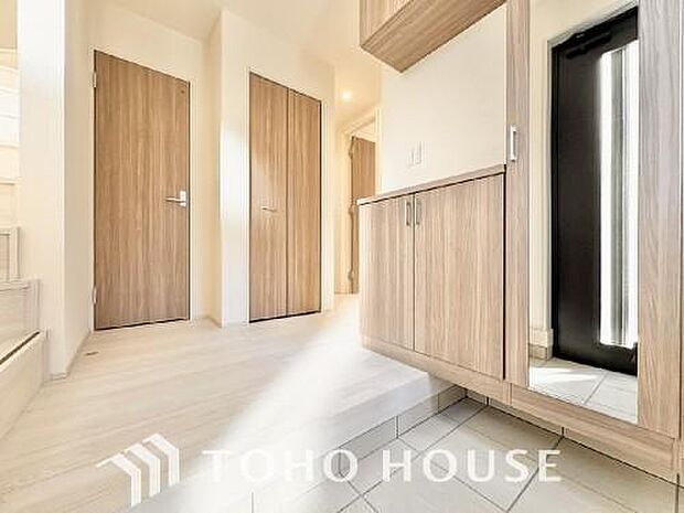 毎日みんなを見送り、そして迎え入れる場所だから。帰りたくなる家をテーマに設計した、自慢の玄関です。