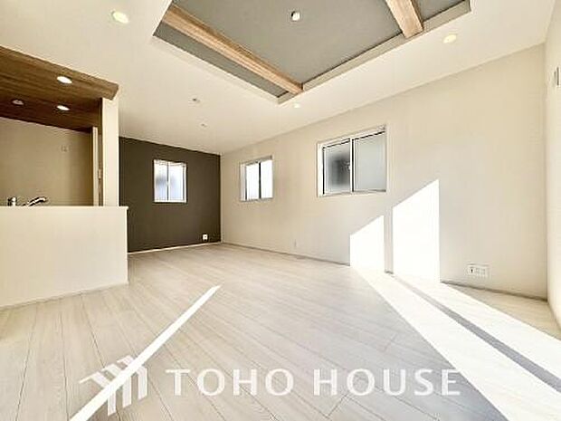 広々としたLDKは、家族が自然に集まりやすく、一緒に過ごす時間を楽しめる工夫が施されています。